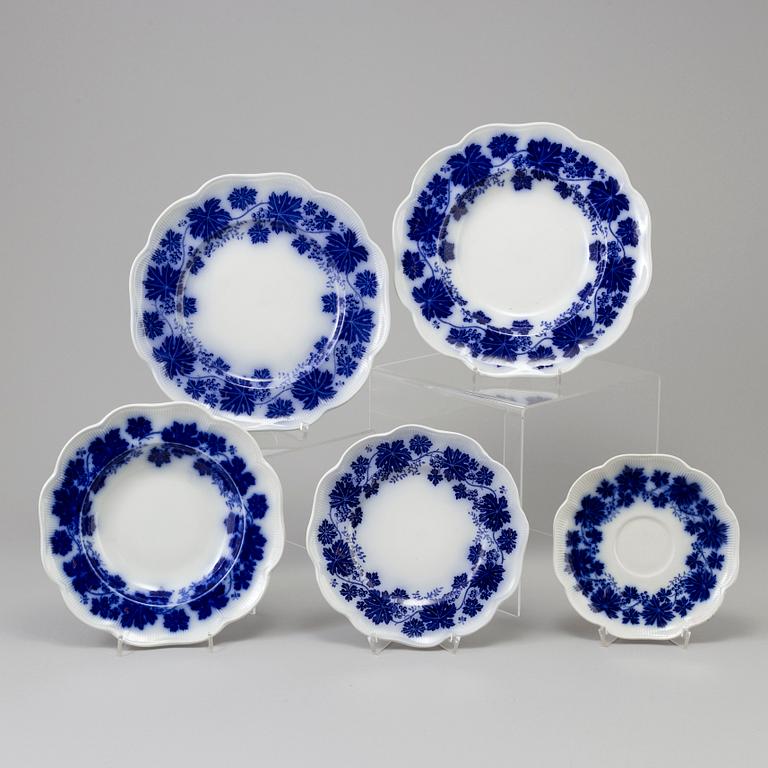 ARTHUR PERCY, SERVIS, 26 delar "Blå vinranka", Gefle, flintgods, 1900-talets första hälft.