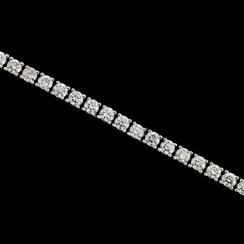 ARMBAND, 18K vitguld, Rivièrelänk, briljantslipade diamanter tot ca 4.83 ct. Vikt ca 12 g.
