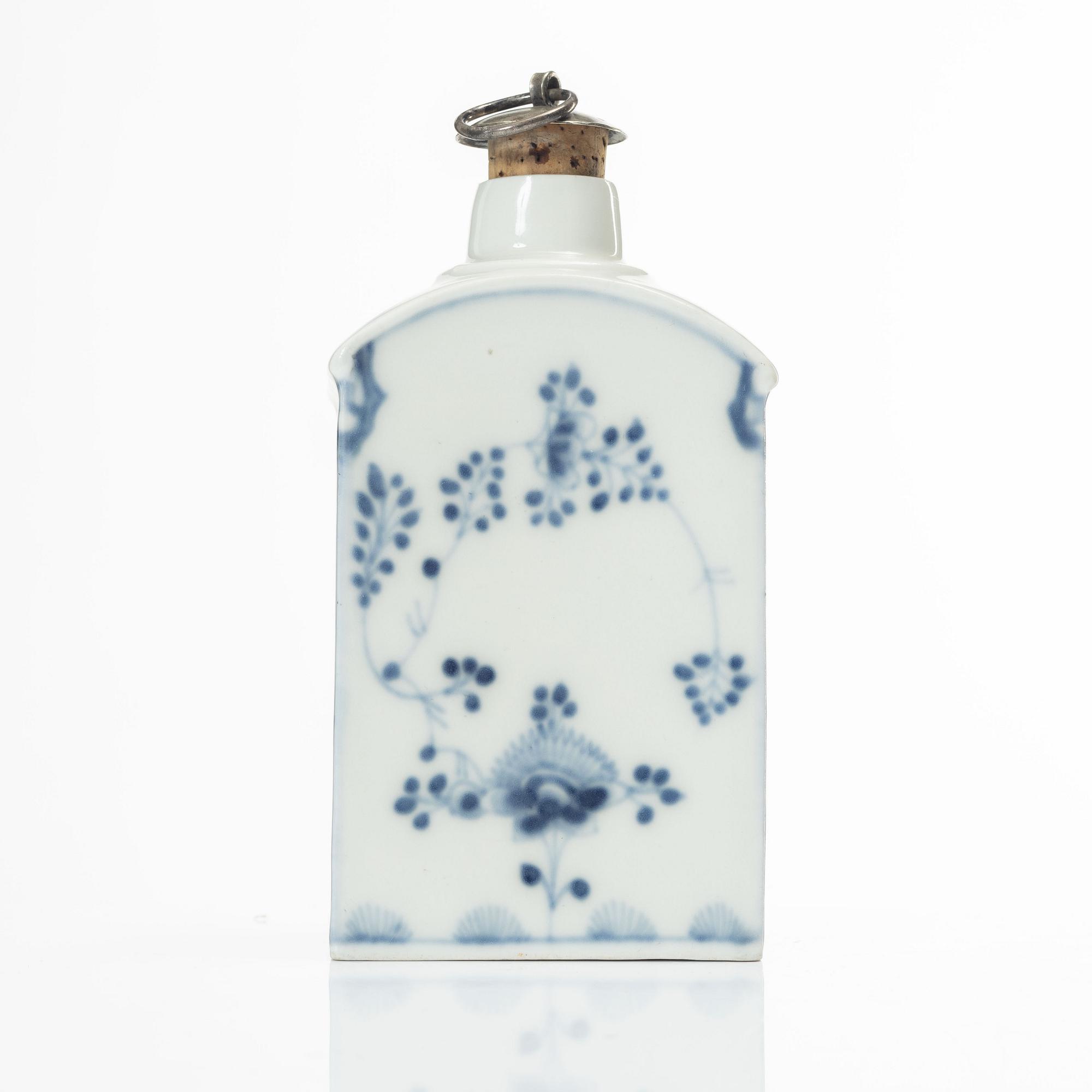 A 'Mussel-pattern' porcelain teacaddy, probably Germany,19th century.