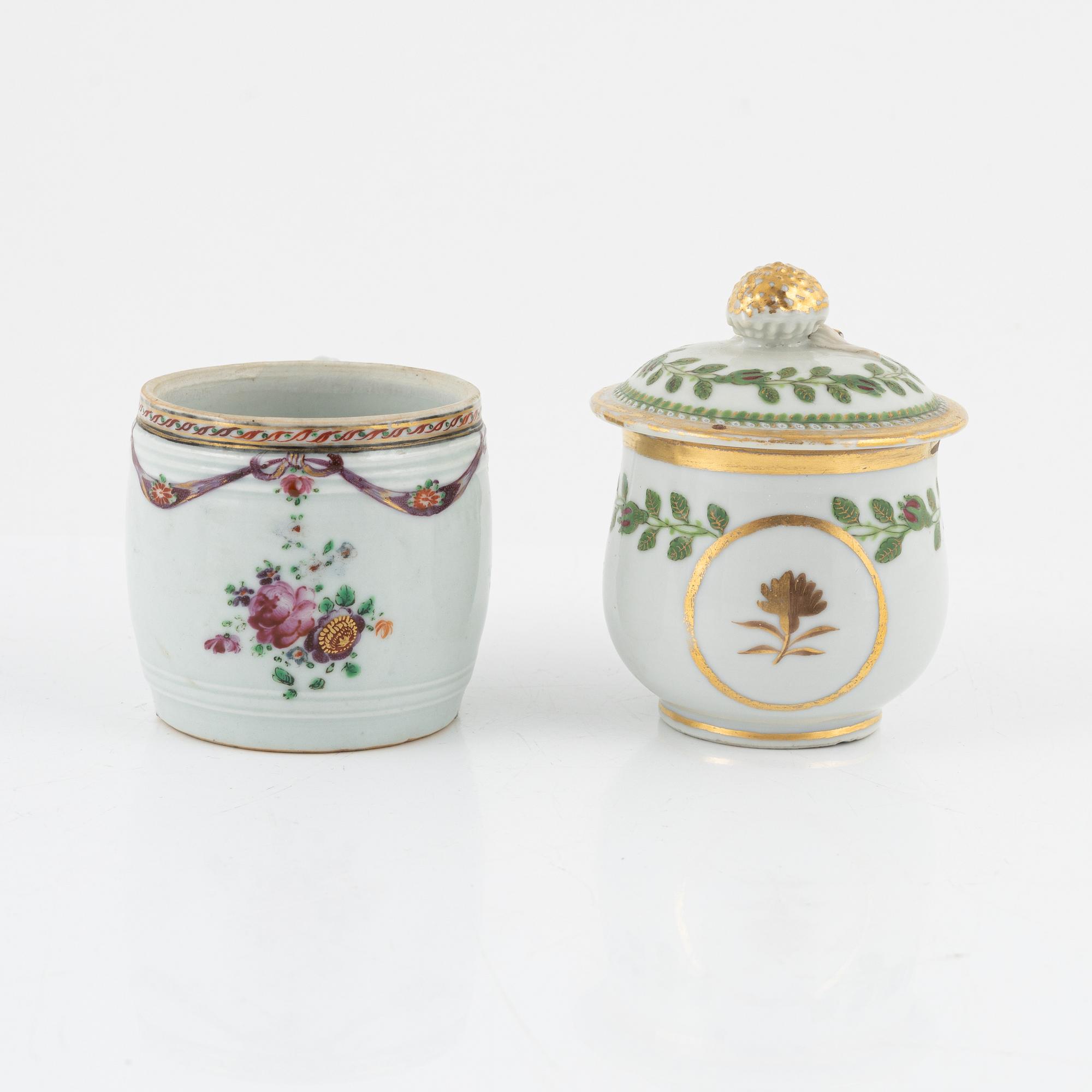 A matched set of 6 Chinese Export custard cups with covers and a cup, Qing dynasty, 18th Century.