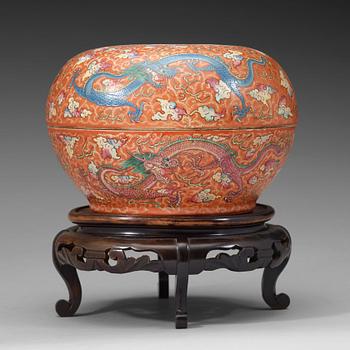 650. A large four clawed dragon box with cover, Qing dynasty with seal mark.