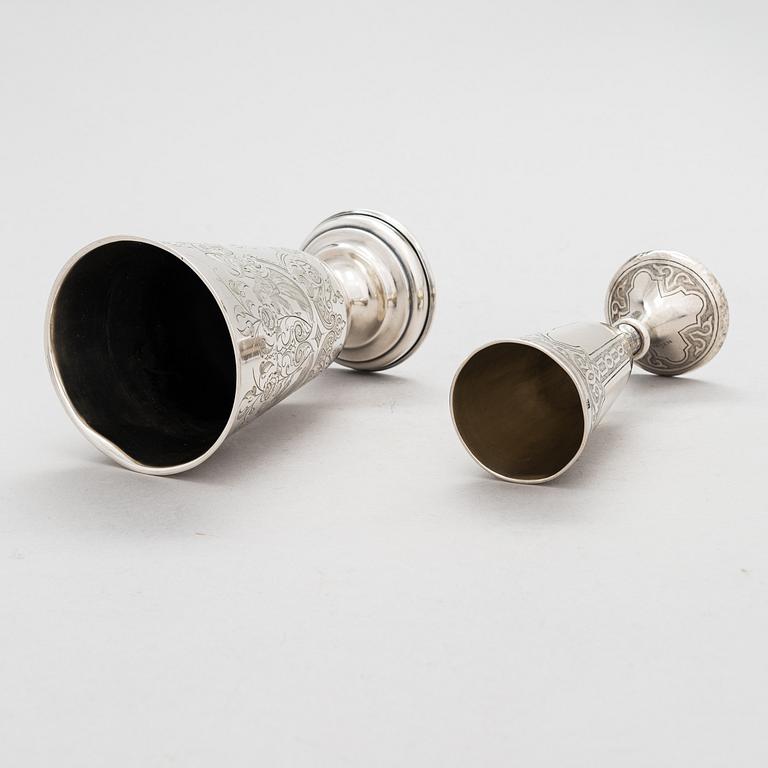 Bägare på fot, 2 st, silver Ryssland 1864 och 1883-86.
