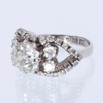 Ring 18K whitegold 1 old-cut diamond approx 2,40 ct approx H - I, old-and brilliant-cut diamonds approx 1 ct.