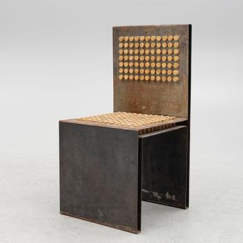 Gabriel Wiese, a chair.