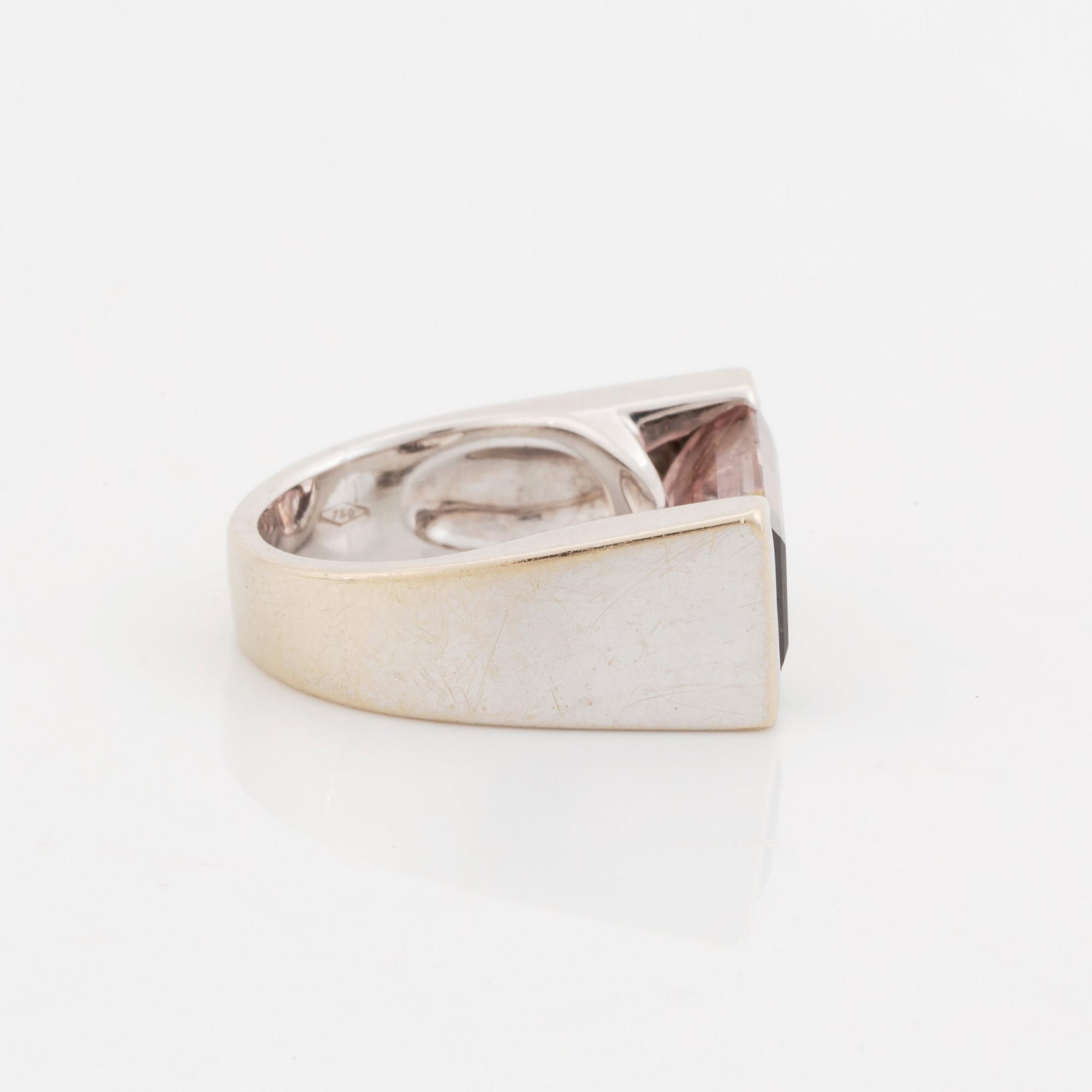 Tina Karlsson ring 18K vitguld med en trappslipad turmalin.