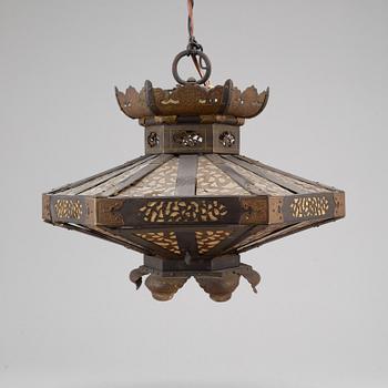 LYKTA/TAKLAMPA, metall och papp. Japan, omkring 1900.