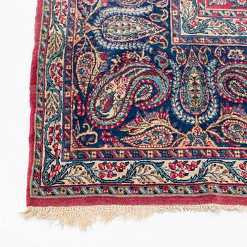 A semi-antique Kerman carpet, South Persia, ca 464 x 298 cm.