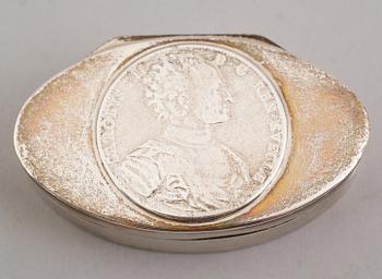 DOSA, silver, Stockholm 1816. Vikt ca 83 gram.