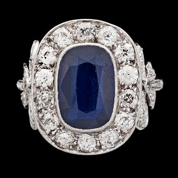1130. RING, mörk blå safir samt antikslipade diamanter, tot. ca 1 ct. Ca 1915.