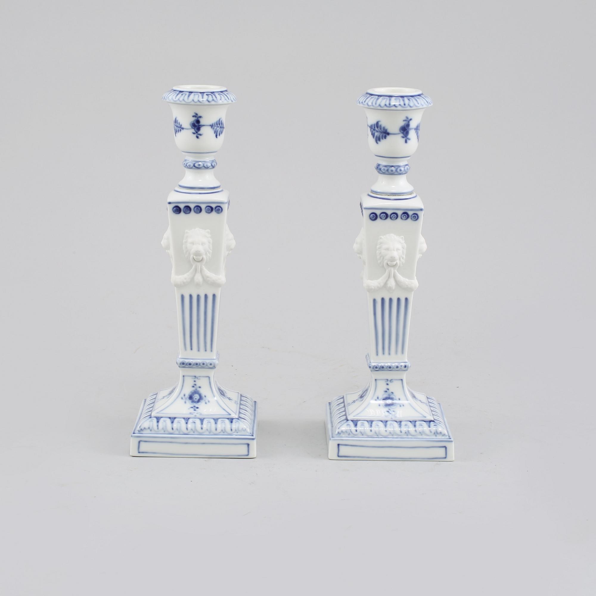 LJUSSTAKAR, ett par, porslin, "Musselmalet", Royal Copenhagen, 1900-tal.