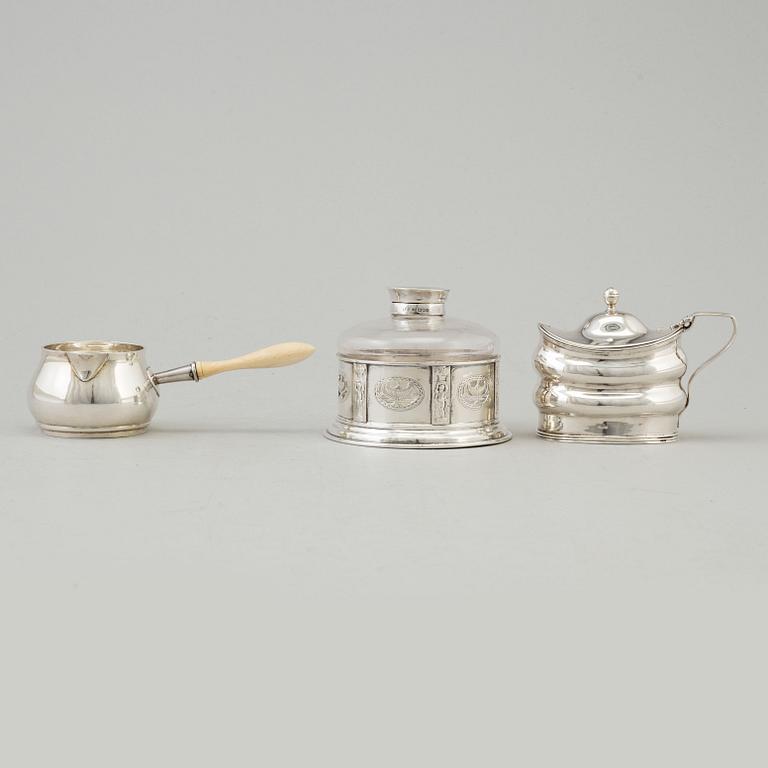 PARTI SILVER, 3 delar, senapskanna daterad 1801, bläckställ 1899 och brandypanna 1911, England.