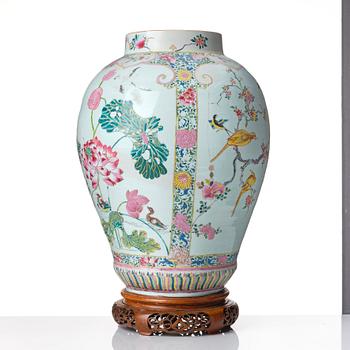 A large famille rose jar, Qing dynasty, Qianlong (1736-95).