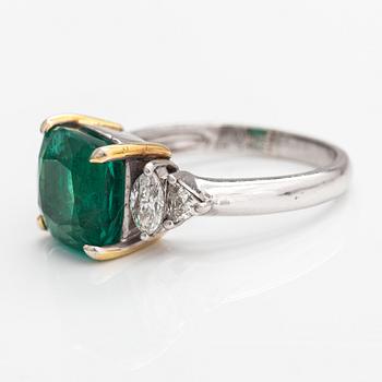 An 18K white gold ring with diamonds ca. 0.44 ct in total and an emerald ca. 5.46 ct in total. Import marked ITD, Espoo.