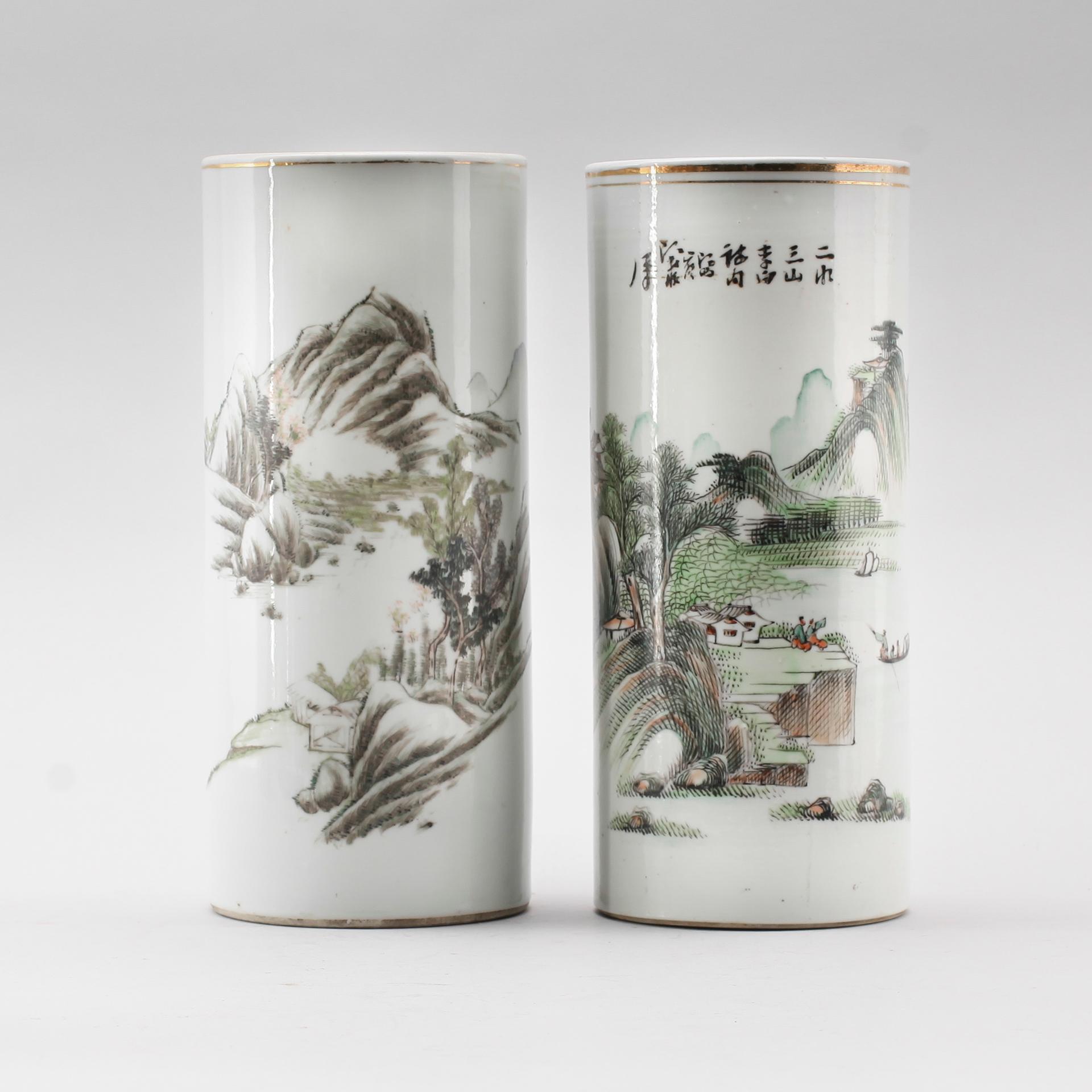 PENSELVASER/PERUKSTOCKAR, 2 st, porslin, Kina, 1900-tal.