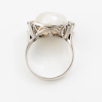Ring in 18K white gold with a saltwater pearl, set with brilliant-cut and octagonal-cut diamonds.