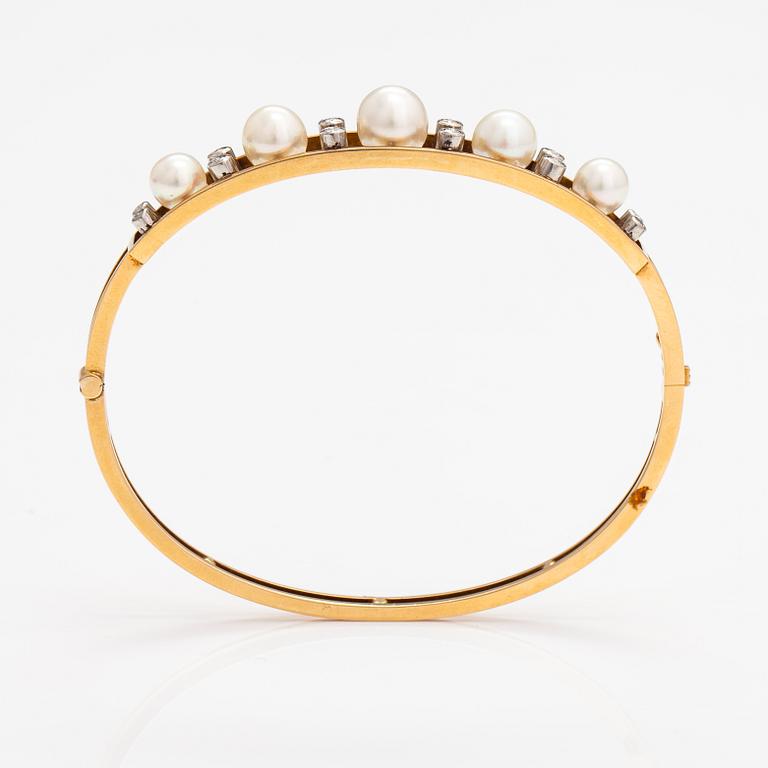 A Tillander, An 18K gold bracelet with cultured pearls and diamonds ca. 0.46 ct in total. Helsinki 1962.