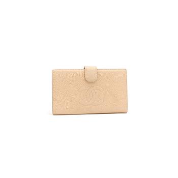 551. CHANEL, a beige caviar leather wallet.