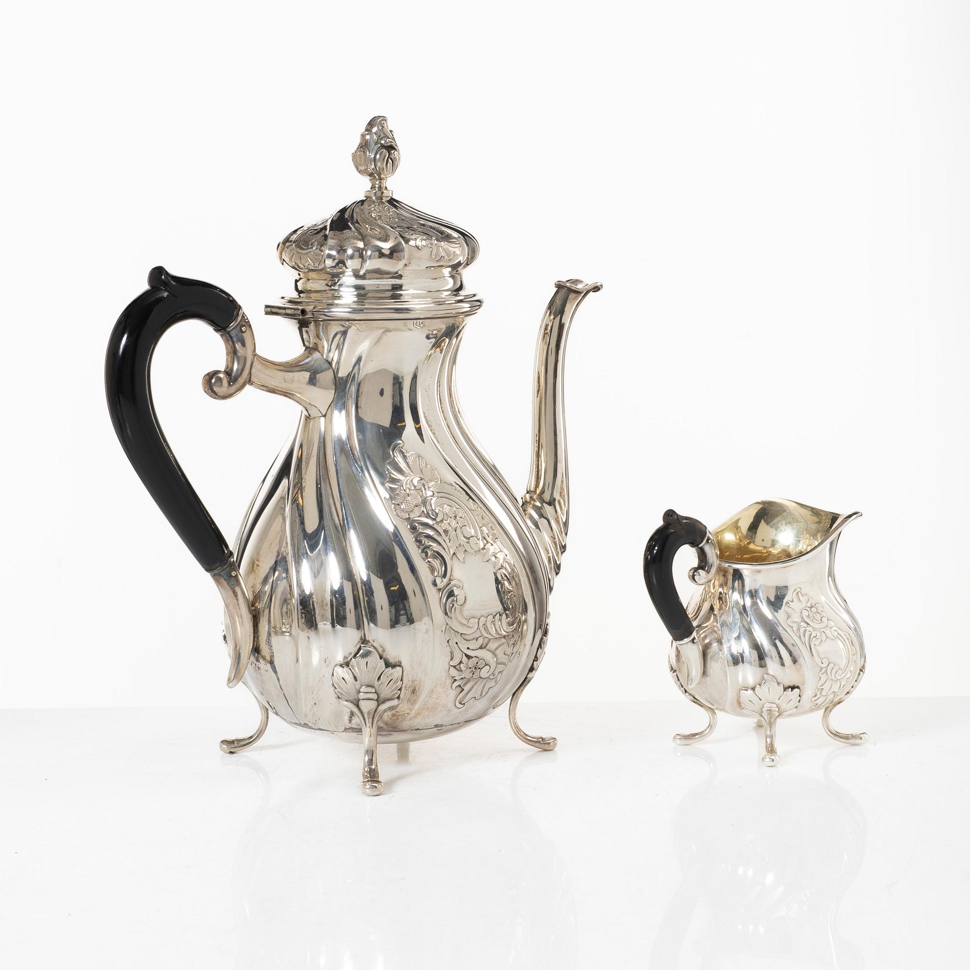 Kaffekanna och gräddkanna, silver, rokokostil, CG Hallberg, 1934.