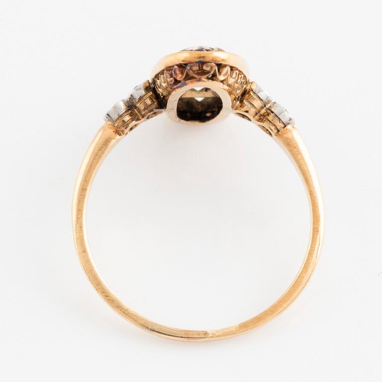 Ring 18K guld med gammalslipade diamanter och trappslipade safirer.