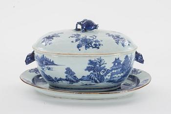 TERRIN SAMT STEKFAT, porslin, Kina,  Qianlong, (1736-95).