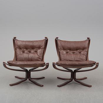 A pair of easy chairs and a table by Sigurd Ressel.