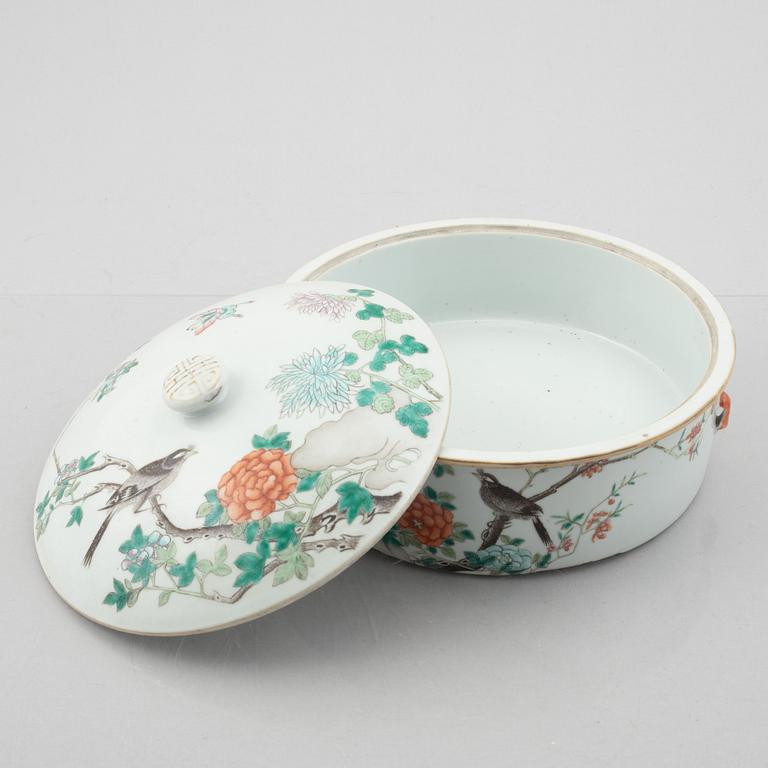 A porcelain dish with cover, China, late Qing dynasty, 19th/20th century.