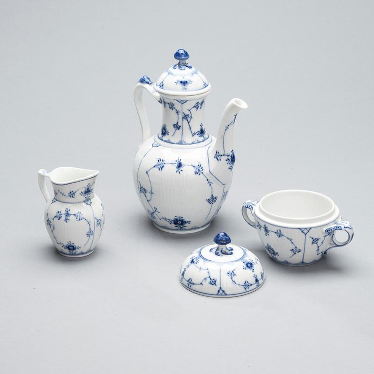 KAFFESERVIS, 30 delar, porslin, "Musselmalet", Royal Copenhagen 1950-60-tal.