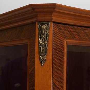 VITRINSKÅP, Louis XVI-stil, 1900-talets andra hälft.