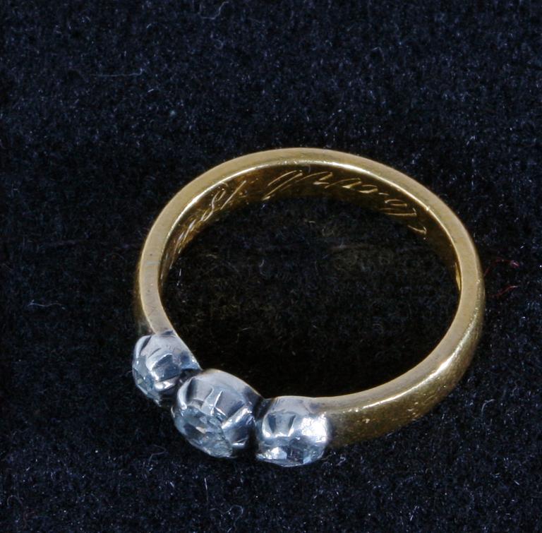 RING, guld, 23k, med tre silverinfattade rosenstenar.