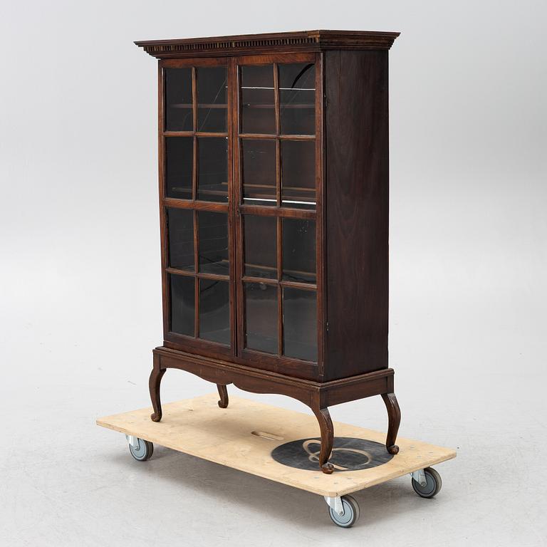 Display cabinet, 19th century.