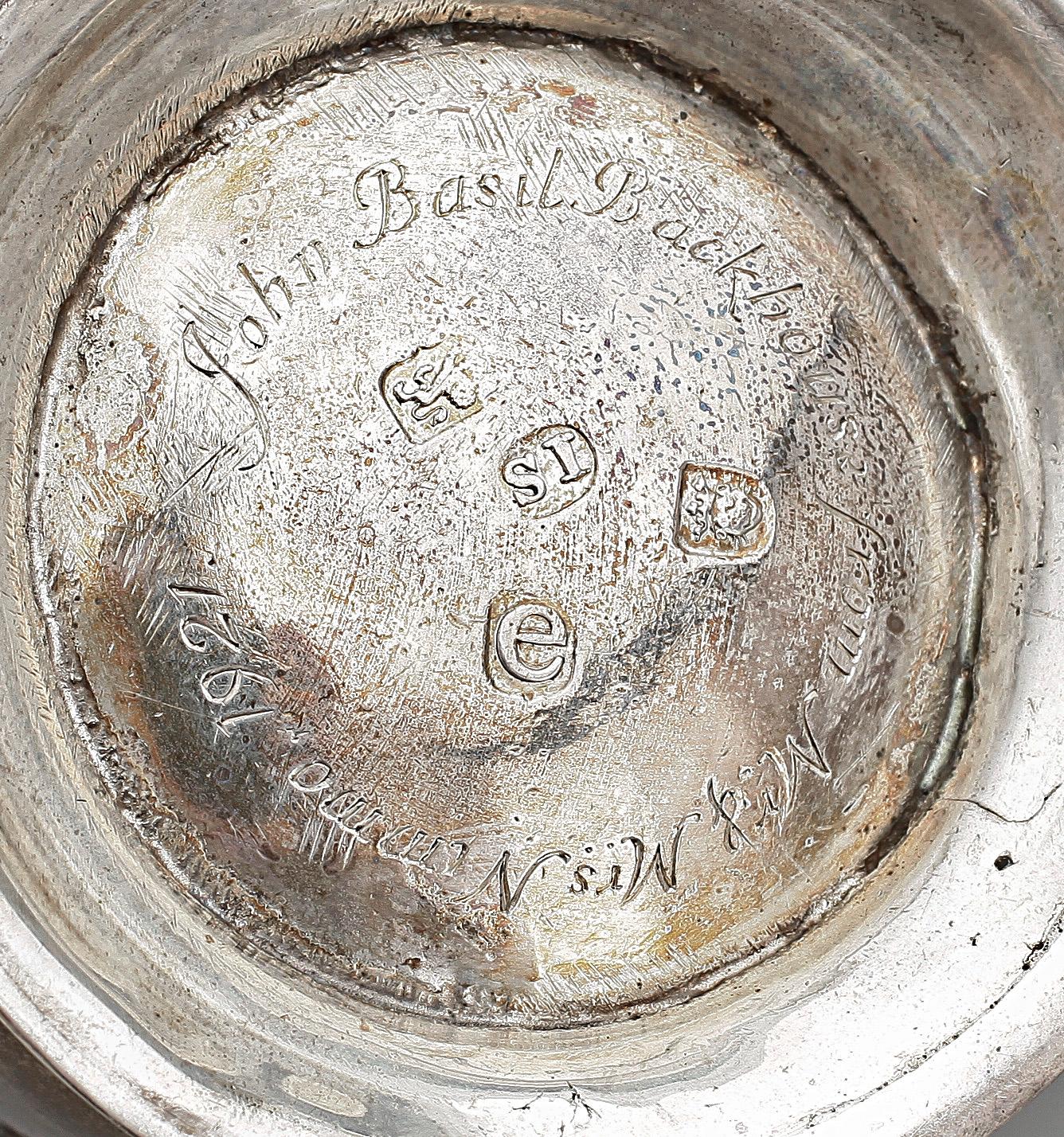 MUGG samt CHOKLADKANNA, silver, bland annat möjl. William Shaw & William Priest London 1757-58 , London. Vikt tot 652g.
