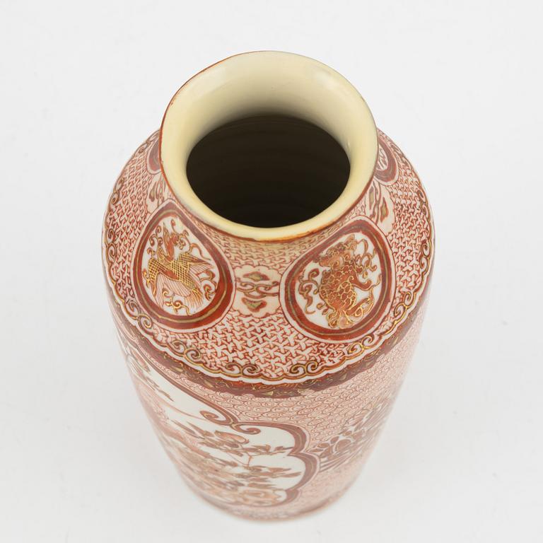 A porcelain vase, Japan, beginning of the 20th century.