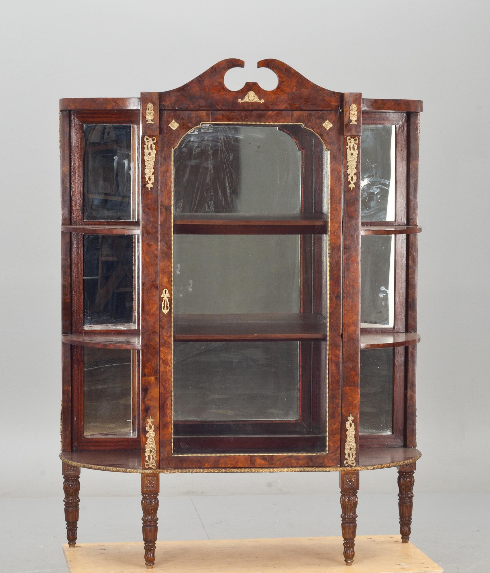 VITRINSKÅP, Louis XVI-stil. 1900-tal.