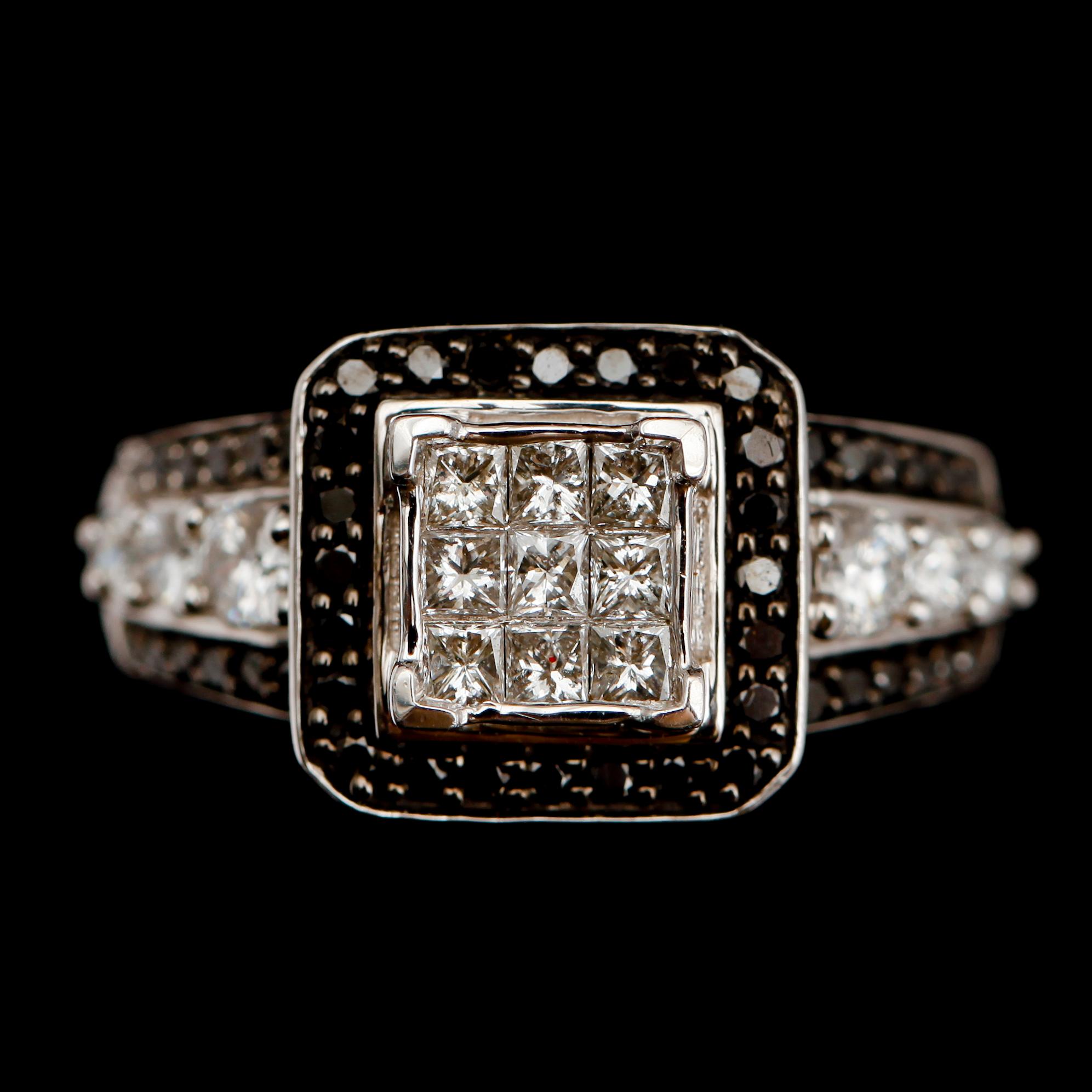 RING, 14 k vitguld, briljant och princesslipade diamanter, total ca 1,0 ct.