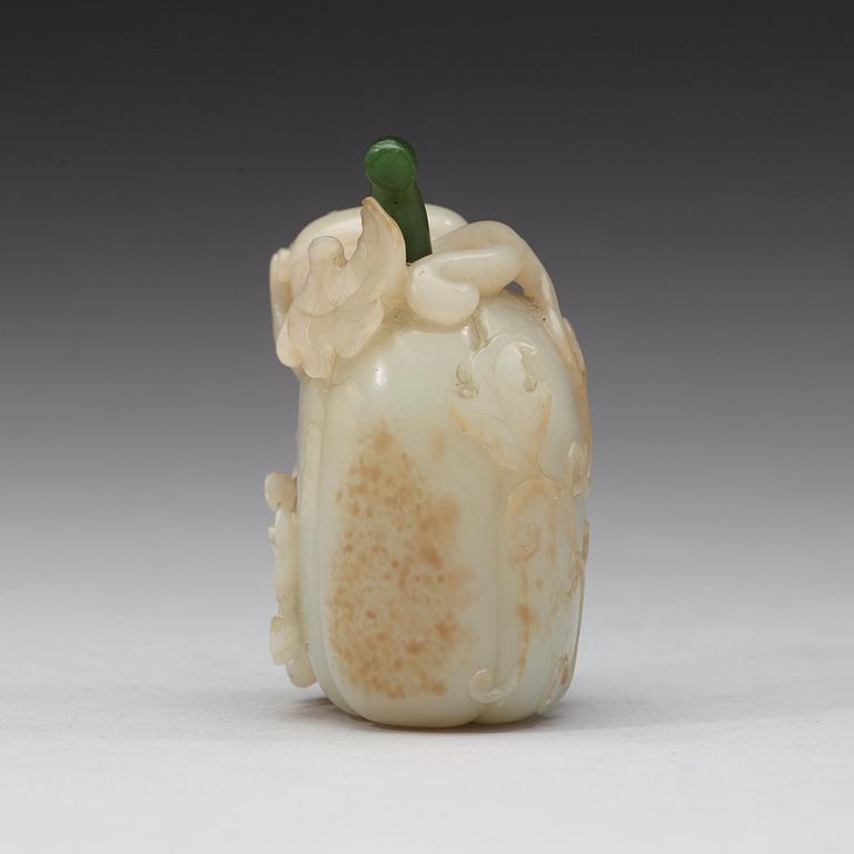 A nephrite snuff bottle with stopper in the shape of a melon, Qing dynasty (1644-1912).