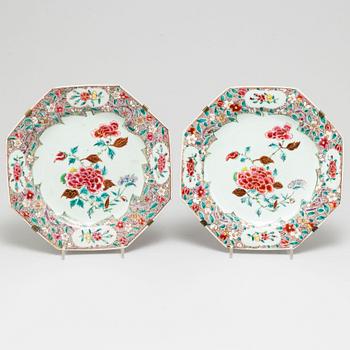 A pair of famille rose export porcelain plates, Qing dynasty, Qianlong (1736-95).