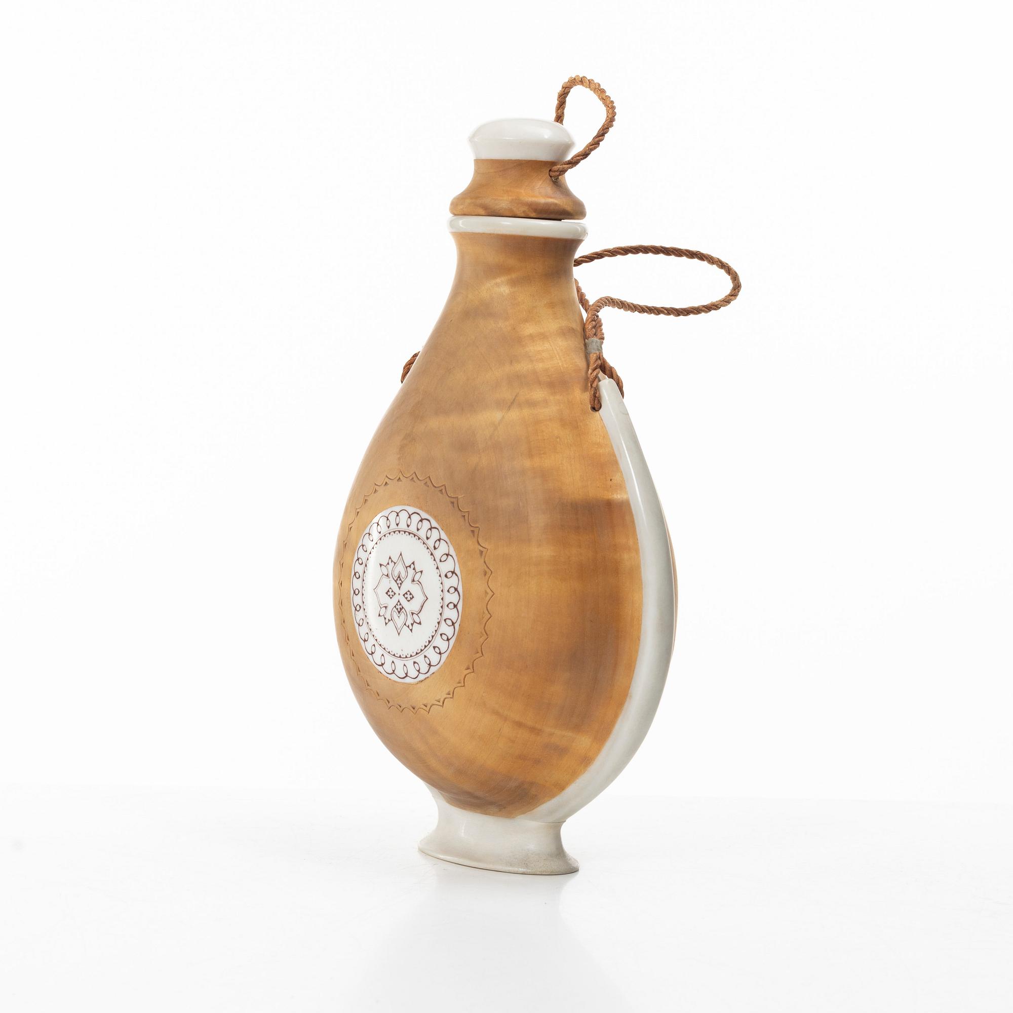 Anders Sunna, a salt bottle.