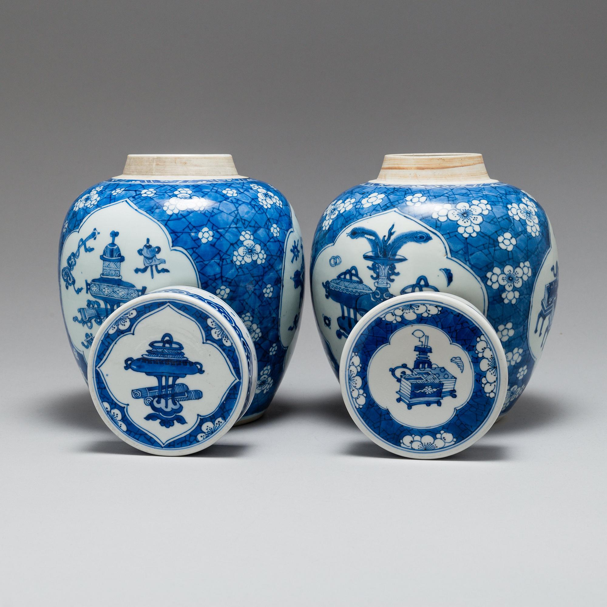 BOJANER med LOCK, två stycken, porslin. Qingdynastin, Kangxi (1662-1722).
