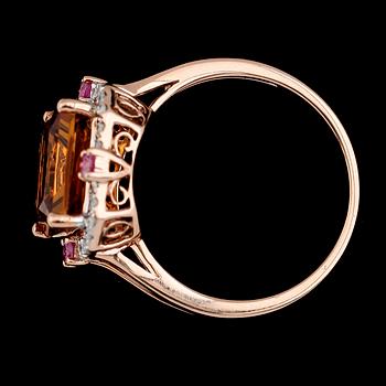 RING, 14K roséguld, briljantslipade diamanter och andra ädelstenar. Vikt ca 4 g.