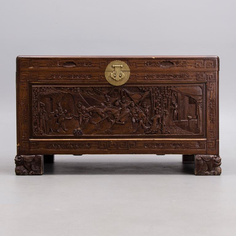 KAMFERKISTA, Kina 1900-talets början.