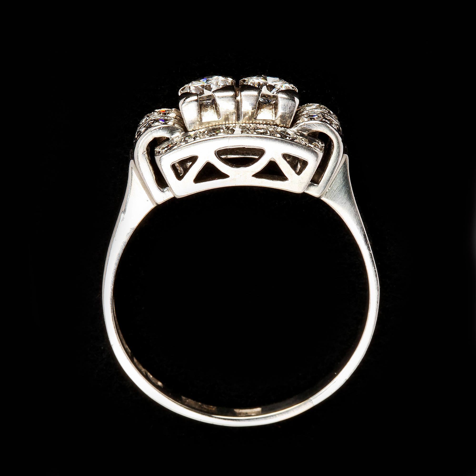 RING, 18 k vitguld med 24 st briljantslipade diamanter, G Dahlgren & Co, 1940, Malmö, tot ca 0,96 ct.