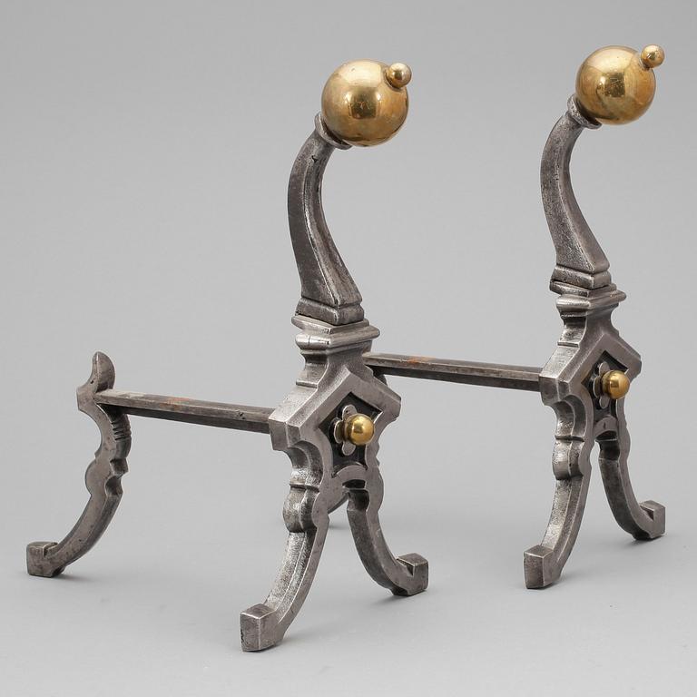 ELDHUNDAR, ett par, modern tillverkning.