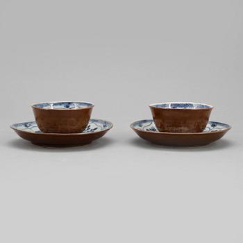 KOPPAR MED FAT, ett par, porslin, Qianlong, Kina 1700-tal.