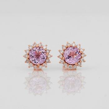 ÖRHÄNGEN, i rosa guld med kunziter, totalt ca 2.20ct och briljanter, ca 0.45ct.