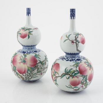 A pair of porcelain vases, China, second half of the 20th century.