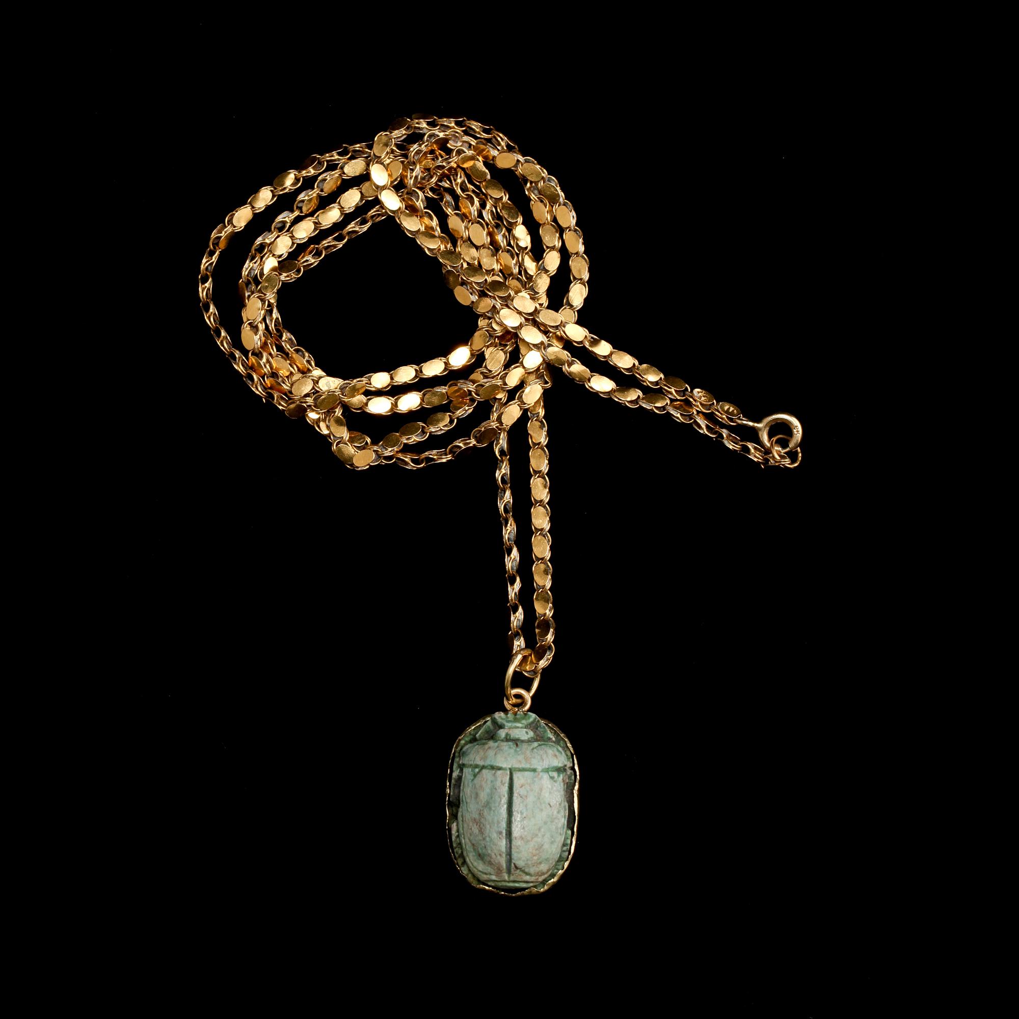 HÄNGE SAMT KEDJA, delvis 14k guld, omkring 1900-talets  mitt. Vikt 14 g.