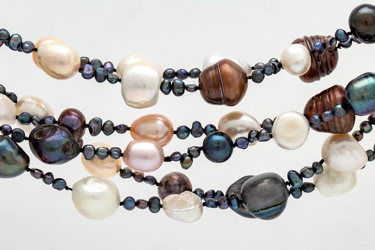 Pearlnecklace  cultured pearls, freshwater, South Sea and saltwater, length approx 180 cm.