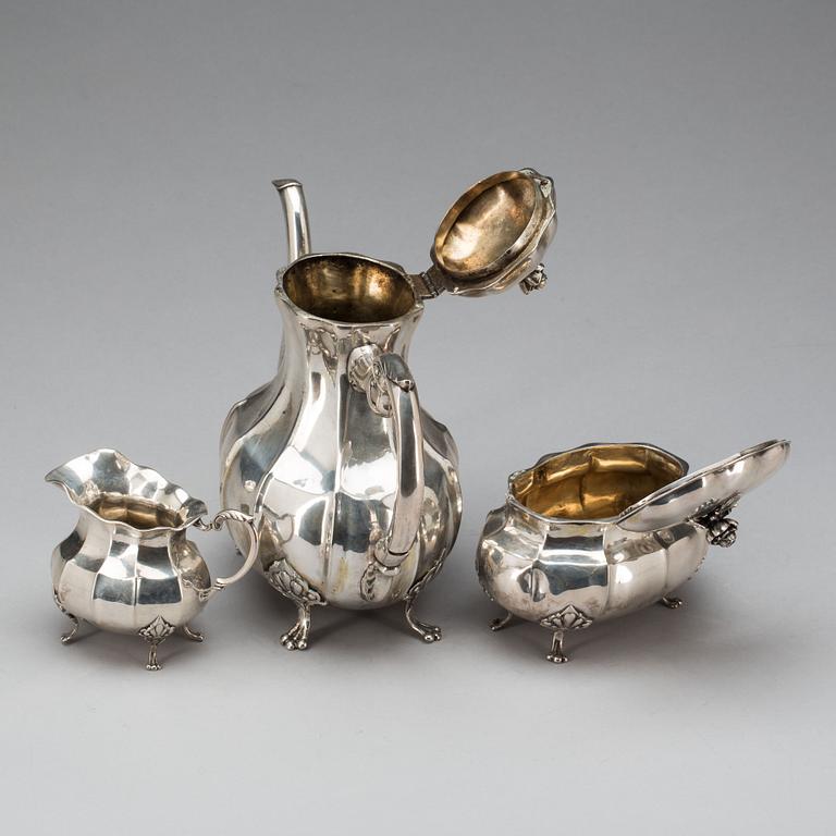 KAFFESERVIS, 3 delar, silver. Rokokostil, svenska importstämplar. Ca 1100g.