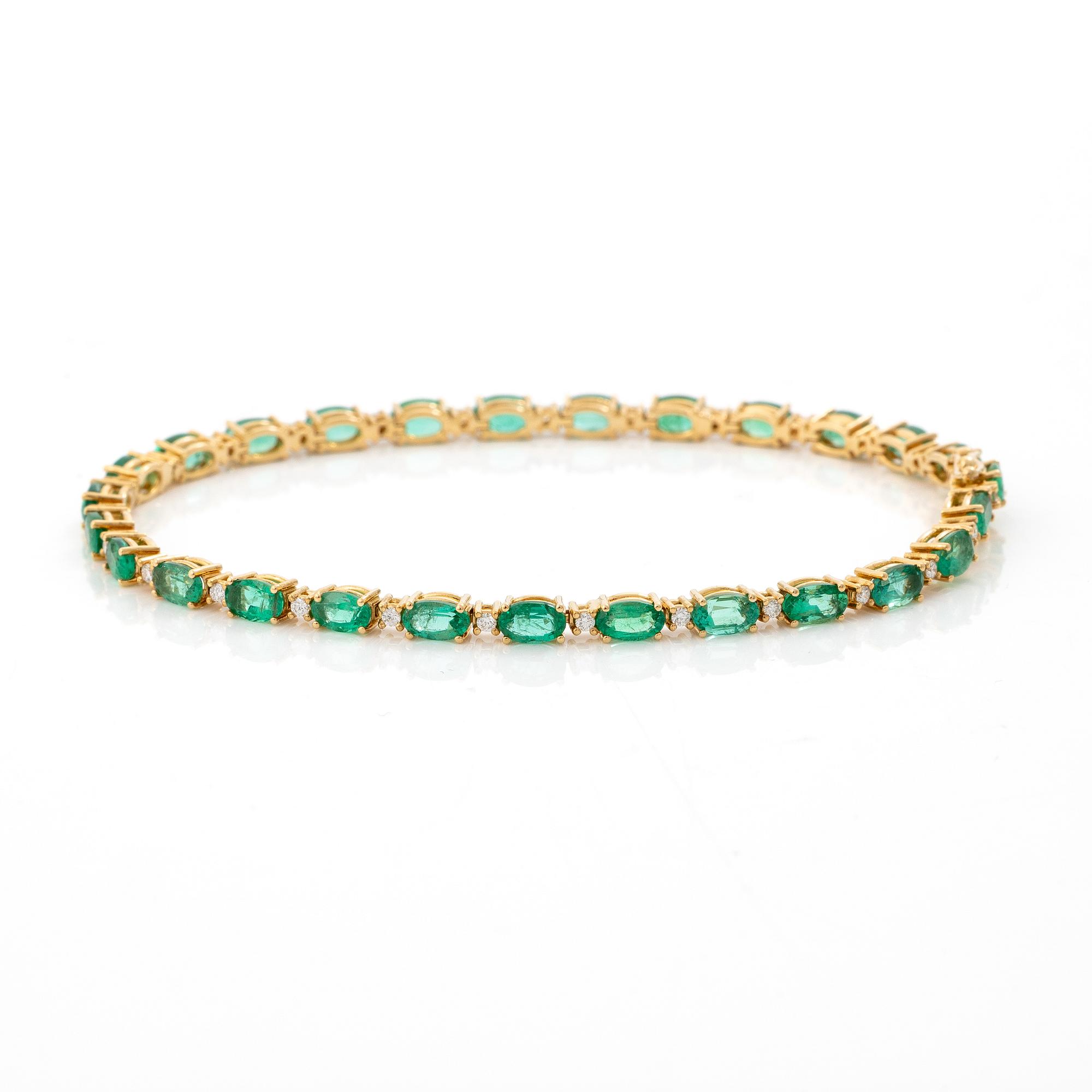 Bracelet 18K gold with emeralds and brilliant-cut diamonds.