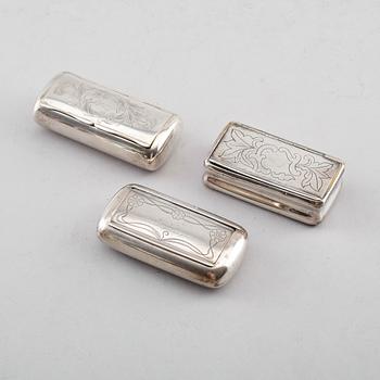 SNUSDOSOR, 2 st, silver, svenska stämplar 1913 och 1927.  Vikt ca 207 gram.